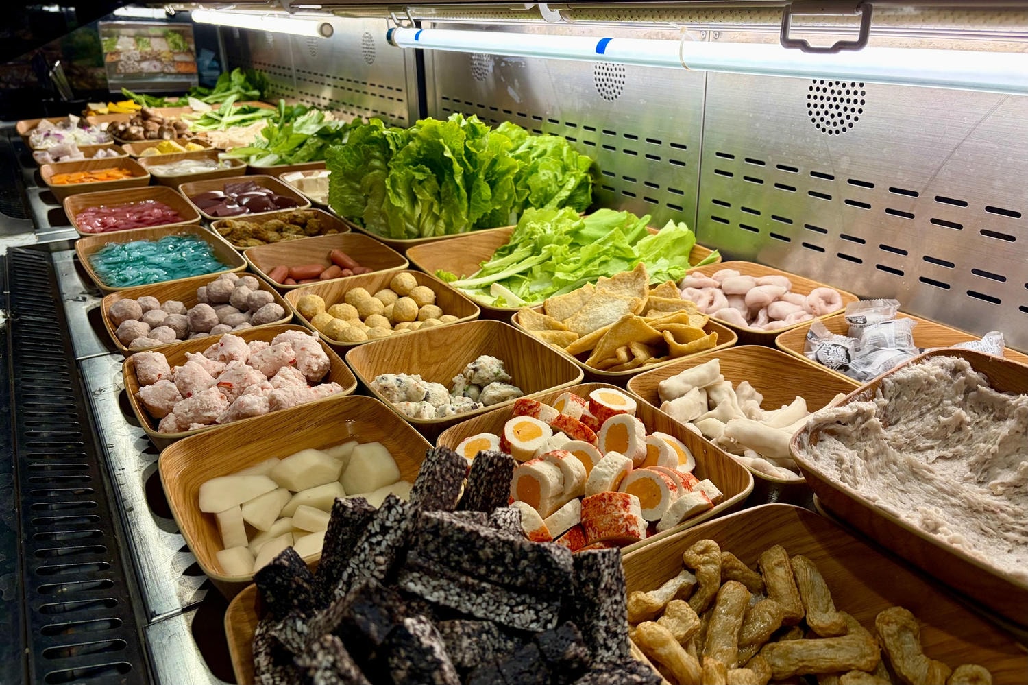 火鍋推薦餐廳│肉多多火鍋。高雄三多店。全台! 全天候! 平假日不限時! 輕量級套餐299 元起， 蔬食自助吧吃到飽，CP值超高！(西門店.淡水店例假日除外，湯底.服務費另計)