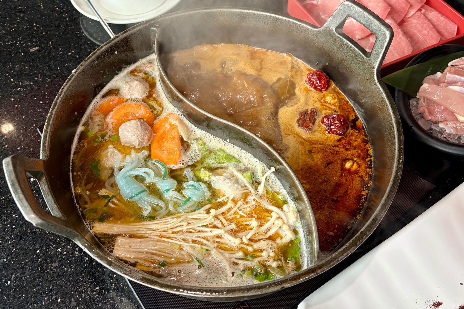 火鍋推薦餐廳│肉多多火鍋。高雄三多店。全台! 全天候! 平假日不限時! 輕量級套餐299 元起， 蔬食自助吧吃到飽，CP值超高！(西門店.淡水店例假日除外，湯底.服務費另計)