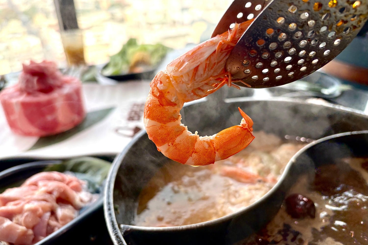 火鍋推薦餐廳│肉多多火鍋。高雄三多店。全台! 全天候! 平假日不限時! 輕量級套餐299 元起， 蔬食自助吧吃到飽，CP值超高！(西門店.淡水店例假日除外，湯底.服務費另計)