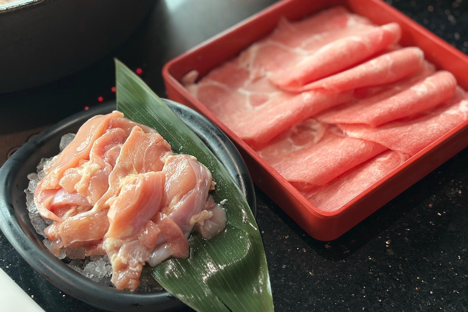 火鍋推薦餐廳│肉多多火鍋。高雄三多店。全台! 全天候! 平假日不限時! 輕量級套餐299 元起， 蔬食自助吧吃到飽，CP值超高！(西門店.淡水店例假日除外，湯底.服務費另計)