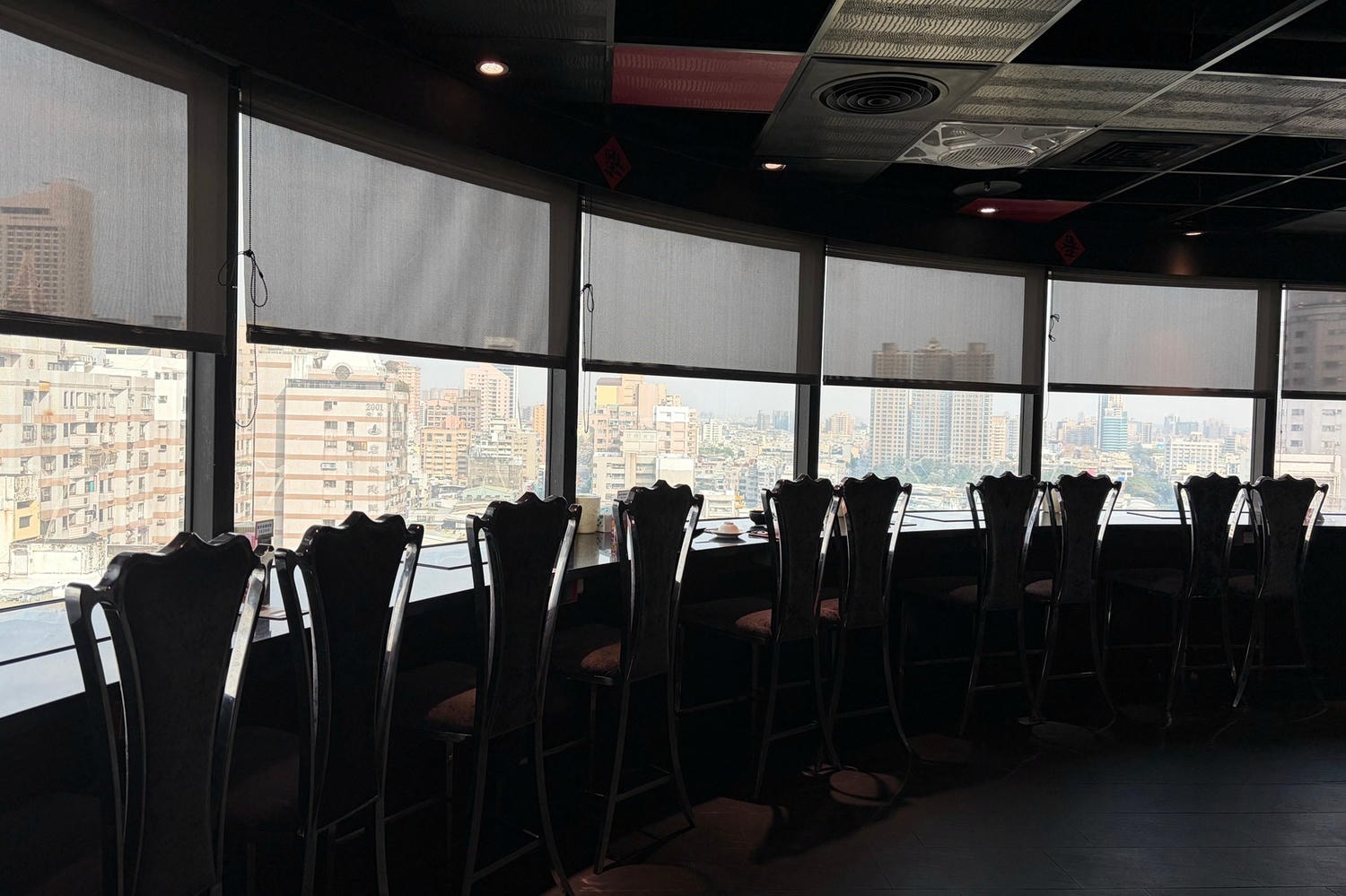 火鍋推薦餐廳│肉多多火鍋。高雄三多店。全台! 全天候! 平假日不限時! 輕量級套餐299 元起， 蔬食自助吧吃到飽，CP值超高！(西門店.淡水店例假日除外，湯底.服務費另計)