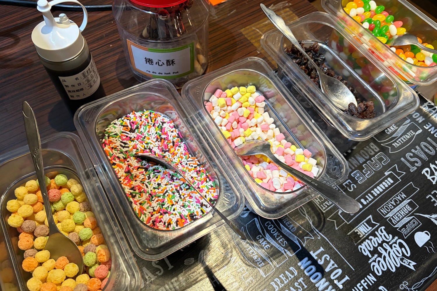 火鍋推薦餐廳│肉多多火鍋。高雄三多店。全台! 全天候! 平假日不限時! 輕量級套餐299 元起， 蔬食自助吧吃到飽，CP值超高！(西門店.淡水店例假日除外，湯底.服務費另計)