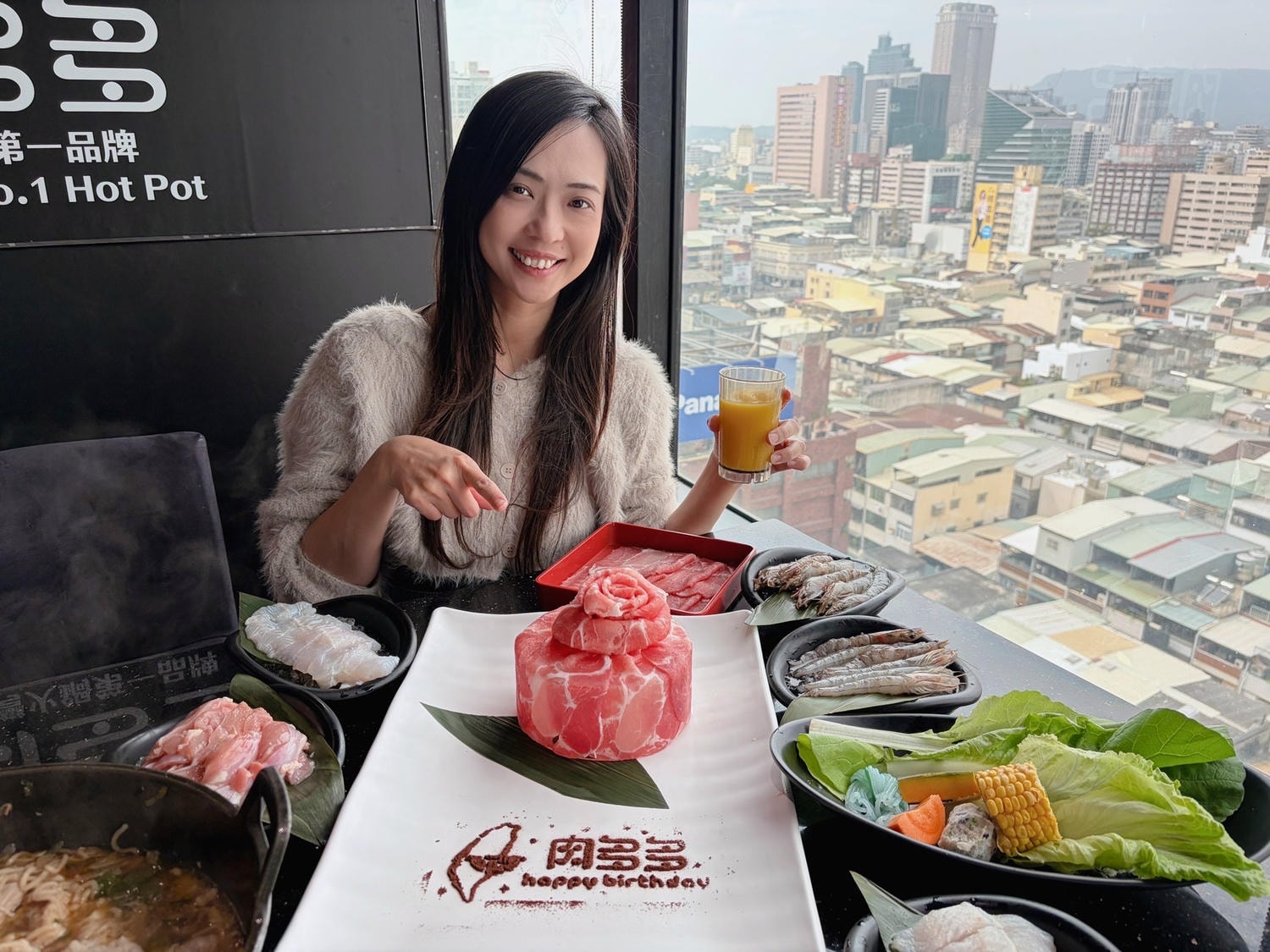 火鍋推薦餐廳│肉多多火鍋。高雄三多店。全台! 全天候! 平假日不限時! 輕量級套餐299 元起， 蔬食自助吧吃到飽，CP值超高！(西門店.淡水店例假日除外，湯底.服務費另計)